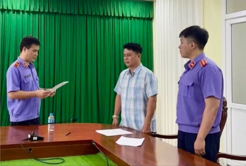 Bị can Lê Quốc Việt. Nhóm cựu cán bộ 'đổi trắng thay đen' hồ sơ vụ tai nạn khiến vụ nữ sinh tử vong ở Vĩnh Long như thế nào? - Ảnh 2.