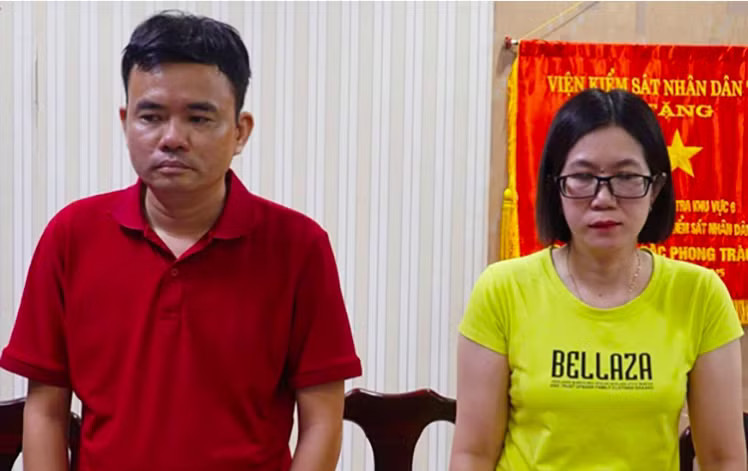 Bị can Lê Phong Cảnh, Phan Thị Trúc Ly. Nhóm cựu cán bộ 'đổi trắng thay đen' hồ sơ vụ tai nạn khiến vụ nữ sinh tử vong ở Vĩnh Long như thế nào? - Ảnh 1.