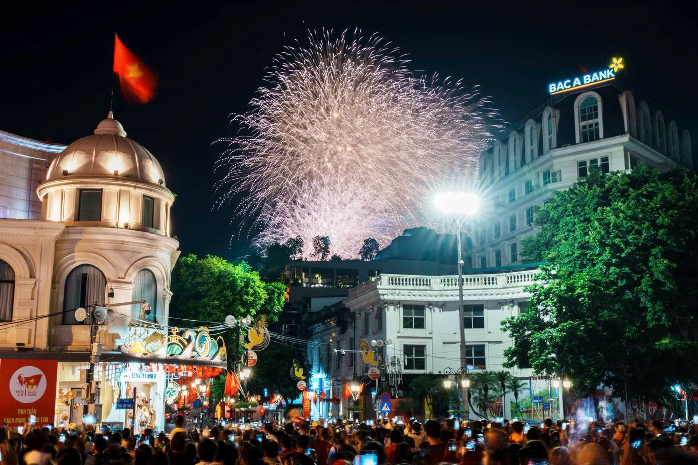 Bắn pháo hoa tại hồ Hoàn Kiếm, Hà Nội. Ảnh minh họa Hà Nội bắn pháo hoa tại 5 điểm nhân dịp Quốc khánh 2/9 - Ảnh 1.