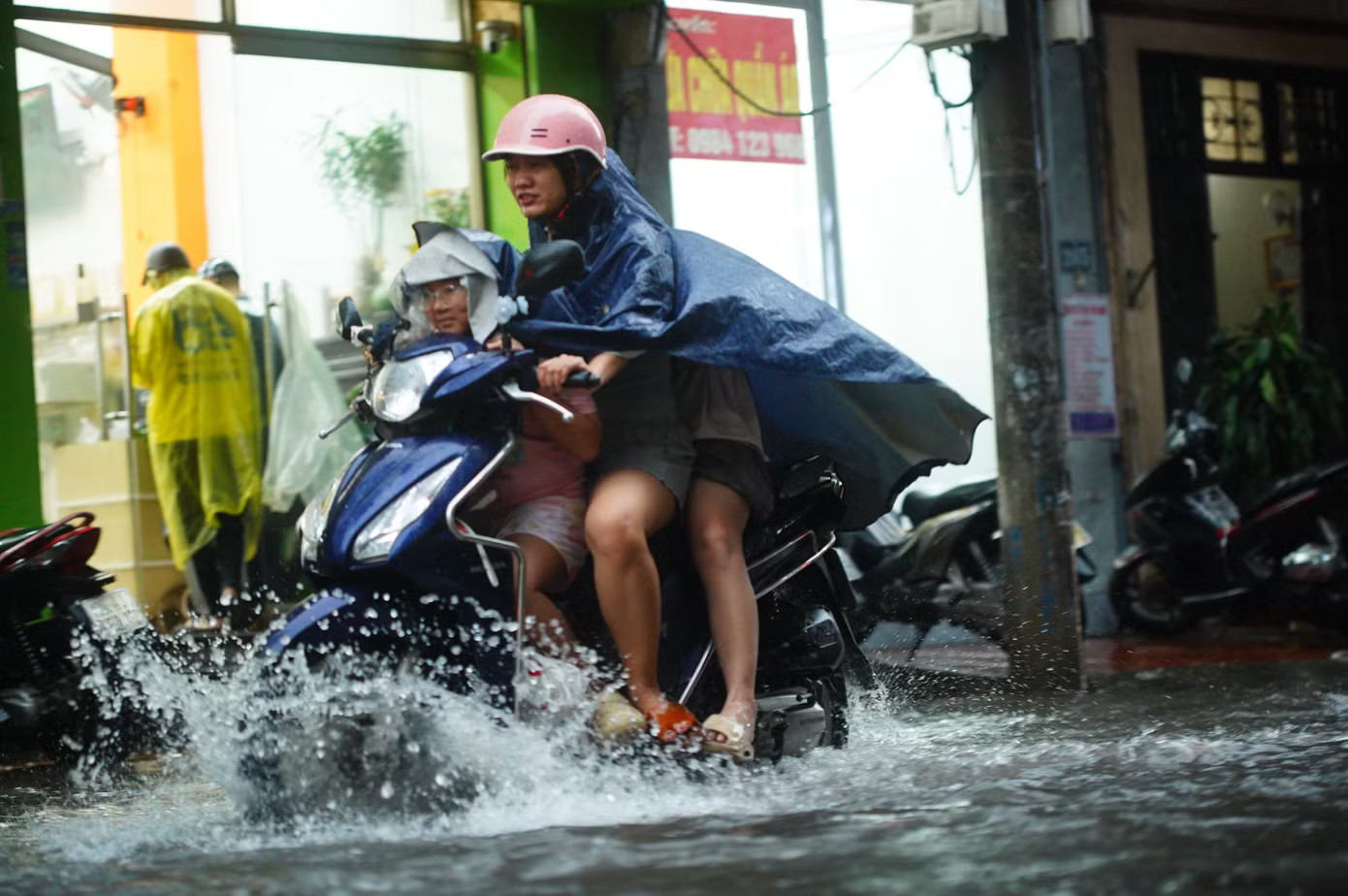 Hà Nội mưa bão đến bao giờ? - Ảnh 2.