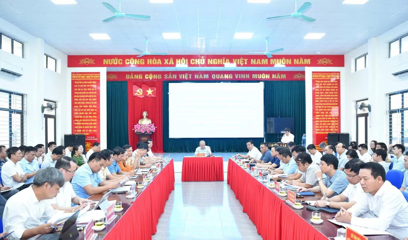 Ông Đỗ Thành Trung - Chủ tịch UBND TP Hải Phòng chủ trì buổi làm việc với 6 xã trong không gian Khu kinh tế ven biển phía Nam. Hải Phòng gỡ vướng loạt dự án ở Khu kinh tế ven biển phía Nam - Ảnh 1.