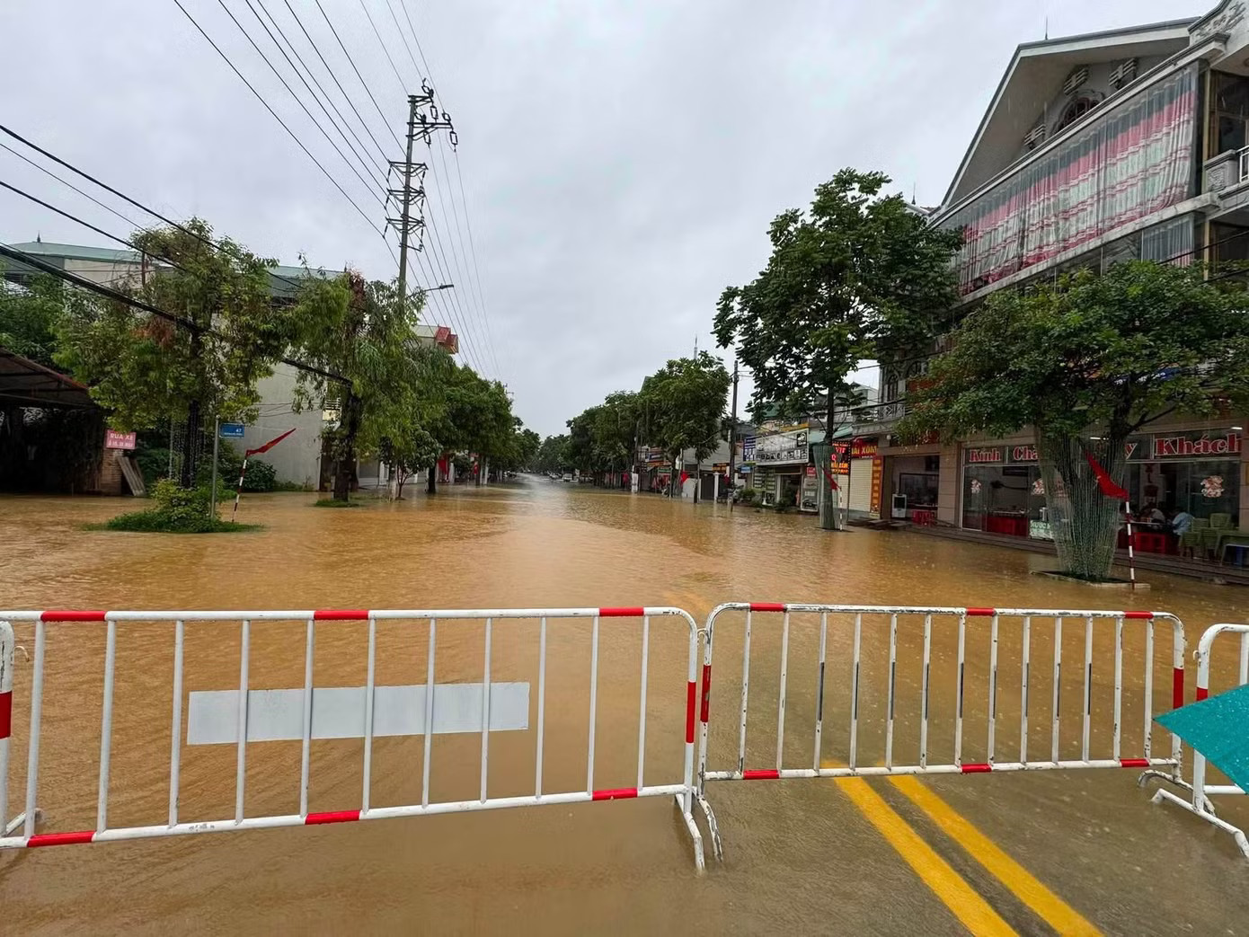 Nhiều tuyến đường bị phong tỏa do mưa ngập nặng Lạng Sơn: Mưa lũ làm một người chết, hơn 2.300 hộ dân phải sơ tán - Ảnh 2.
