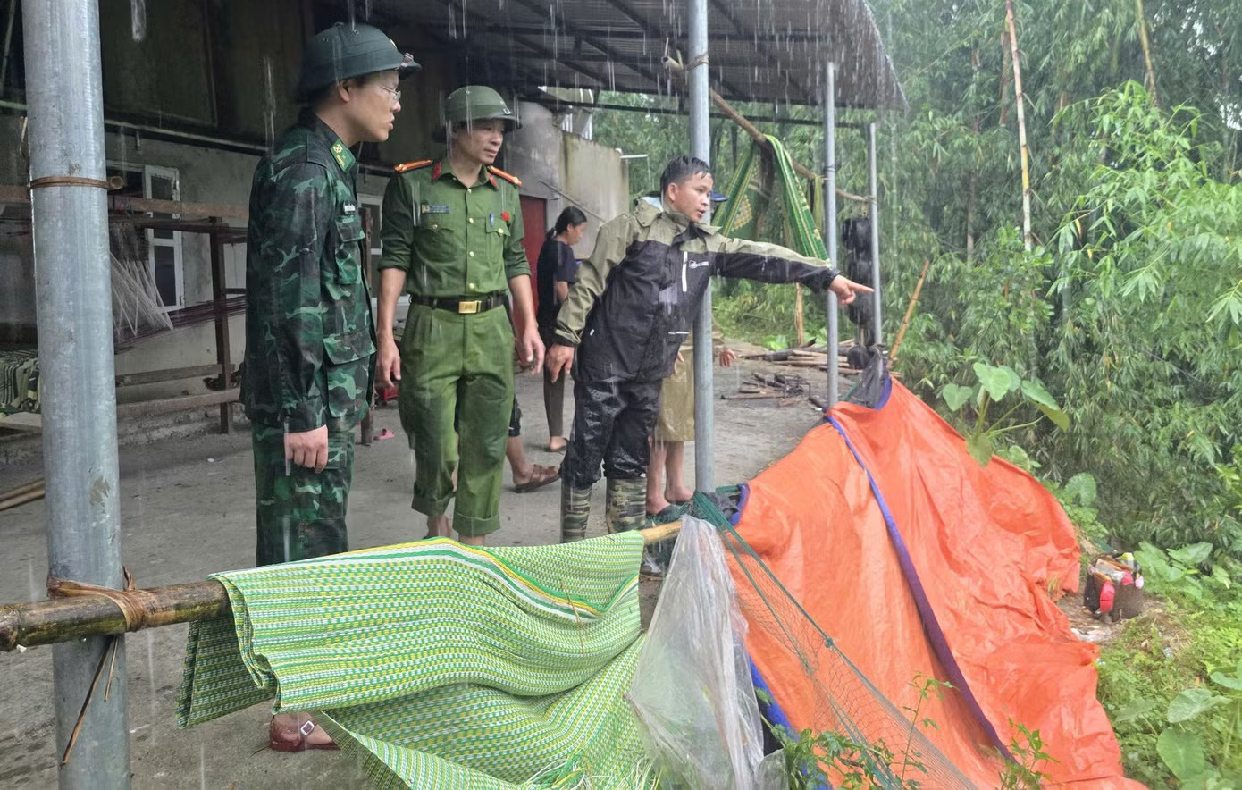Mưa lớn kéo dài khiến nhiều nhà dân sạt lở và nguy cơ sạt lở. Mưa lũ, sạt lở đất, Thanh Hóa sơ tán gần 900 người dân khỏi vùng nguy hiểm - Ảnh 1.