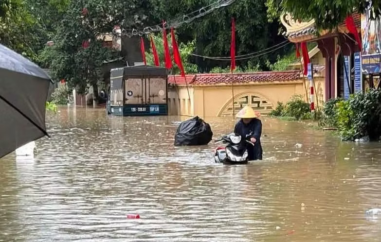 Mưa ngập cả mét tại trung tâm tỉnh Lạng Sơn Lạng Sơn: Mưa lũ làm một người chết, hơn 2.300 hộ dân phải sơ tán - Ảnh 1.