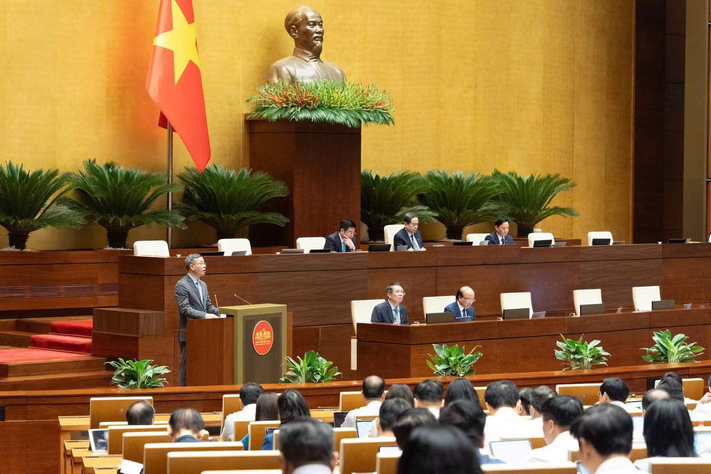Bộ trưởng Bộ Tài chính Ngô Văn Tuấn trình bày báo cáo giải trình, tiếp thu. (Ảnh: QH) Luật Hải quan mới sẽ chấm dứt cảnh 'nộp đi, nộp lại' giấy tờ - Ảnh 1.
