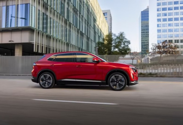 So sánh thẳng với Mercedes-Benz GLC 300, chủ xe VinFast VF 8 lần đầu bóc tách về 4 ghế, khả năng cách âm và nói thật chi phí vận hành