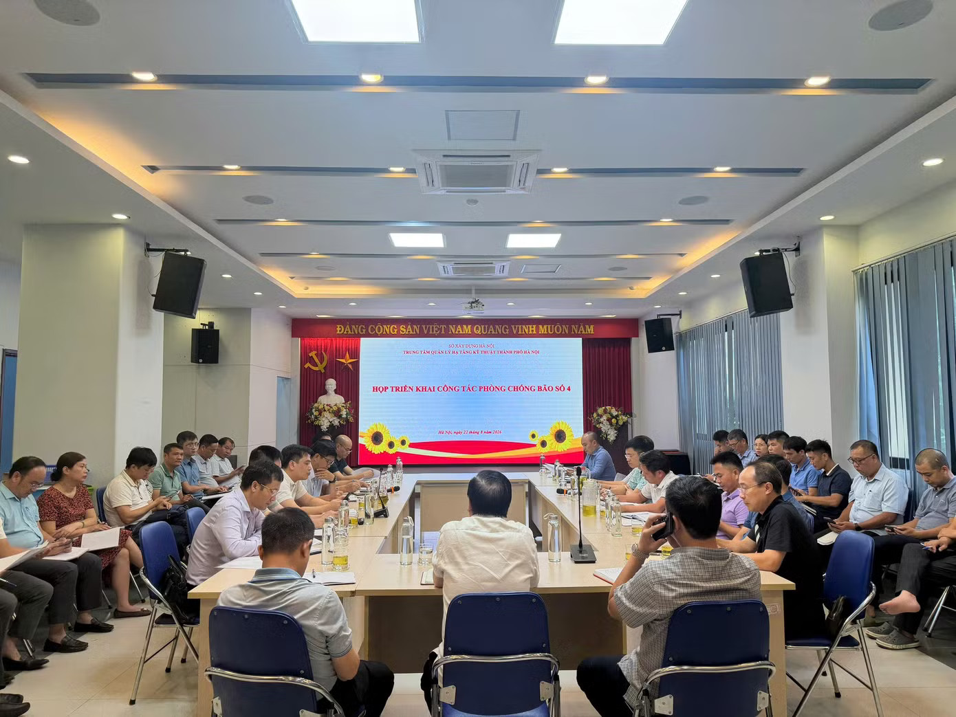 Hà Nội huy động tối đa lực lượng ứng phó bão số 4 - Ảnh 1.