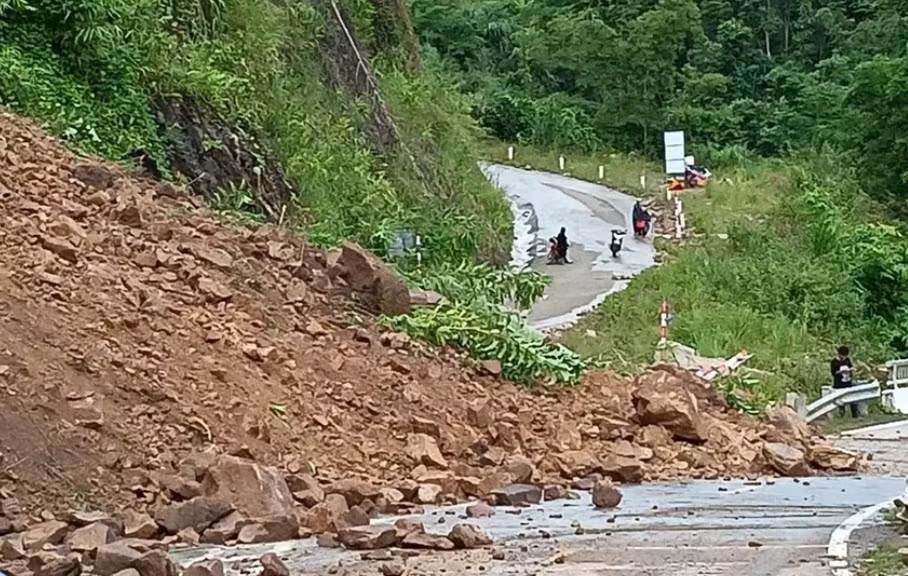 Sạt lở trên quốc lộ 16. Mưa lũ, sạt lở đất, Thanh Hóa sơ tán gần 900 người dân khỏi vùng nguy hiểm - Ảnh 4.