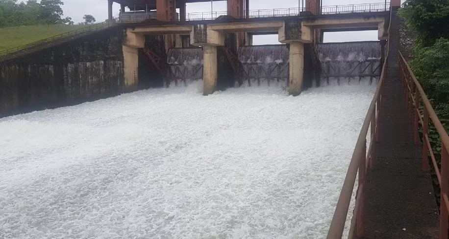 Hồ Núi Cốc xả tràn từ 12h ngày 23/8 Thái Nguyên: Hồ Núi Cốc mở 5 cửa xả tràn - Ảnh 1.