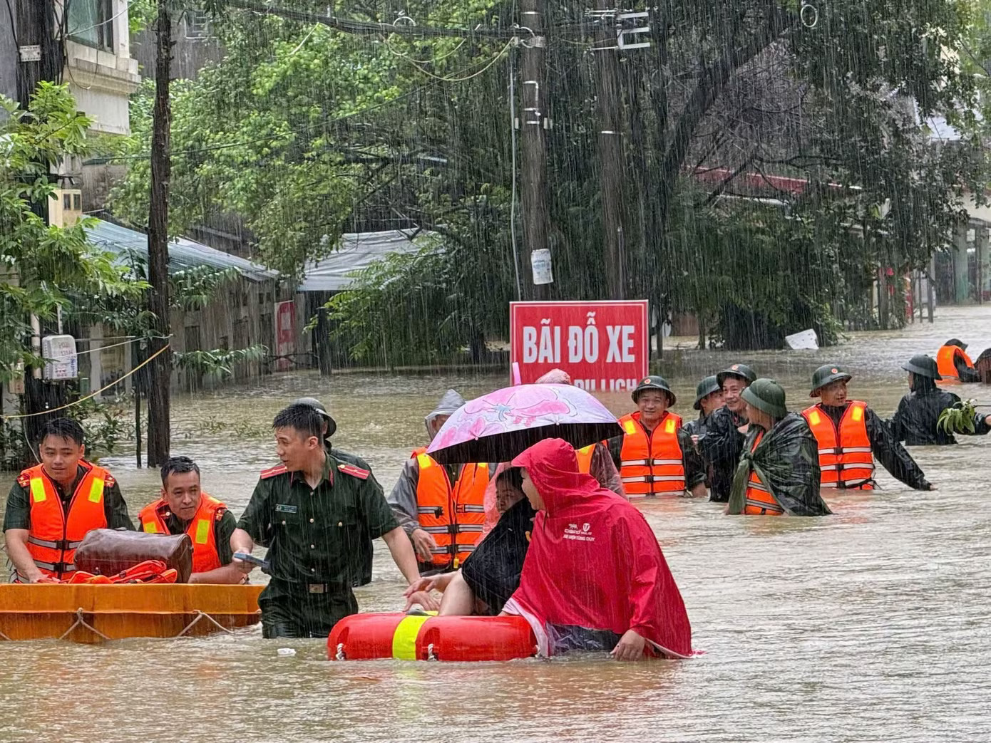 Mưa lũ gây ngập lụt tại Lạng Sơn từ hôm qua (22/8). Lũ vượt báo động 3, cảnh báo ngập lụt diện rộng ở miền Bắc - Ảnh 1.
