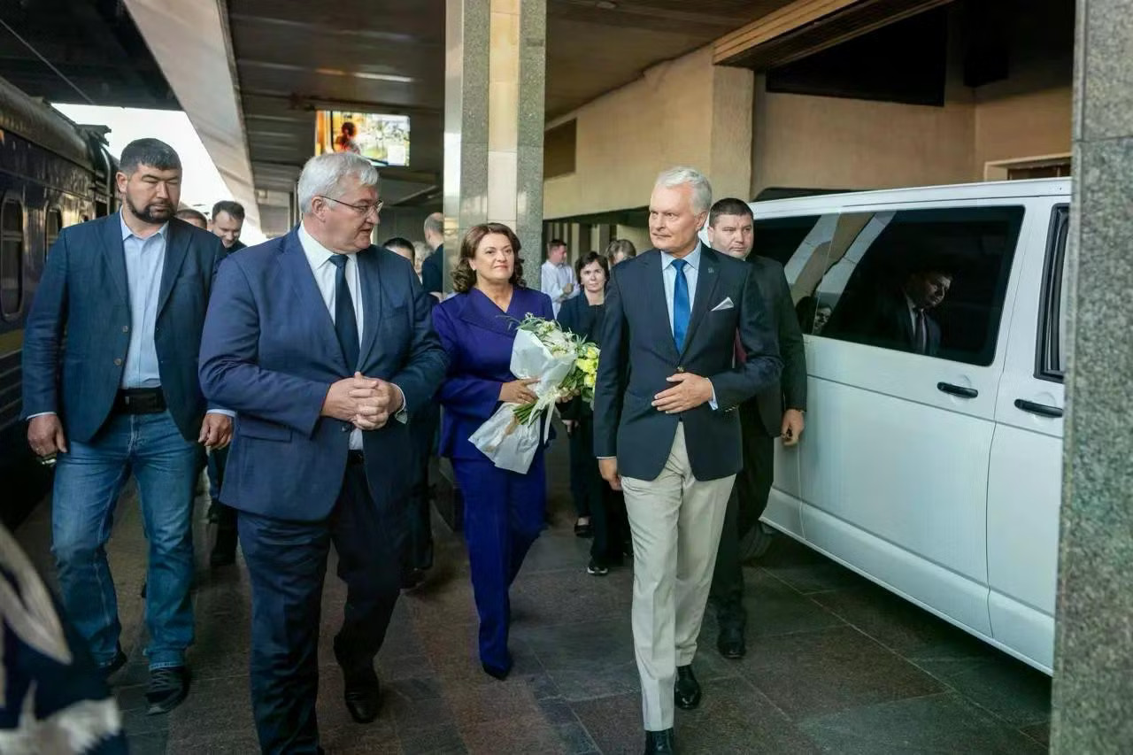 Tổng thống Litva Gitanas Nauseda và Đệ nhất phu nhân Diana Nausediene đi bên cạnh Ngoại trưởng Ukraine Andrii Sybiha tại Kiev, ngày 23/8. (Ảnh: X) Ukraine dồn dập đón lãnh đạo châu Âu, gửi tín hiệu đến Nga trong ngày quốc khánh - Ảnh 1.