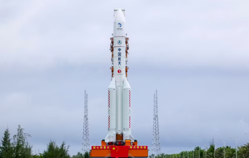 Tàu thăm dò Thường Nga-7 trên tên lửa đẩy tại Trung tâm Phóng tàu vũ trụ Văn Xương, tỉnh Hải Nam, Trung Quốc. (Ảnh: Xinhua) Trung Quốc bất ngờ hoãn sứ mệnh săn tìm nước chưa từng có trên Mặt trăng - Ảnh 1.
