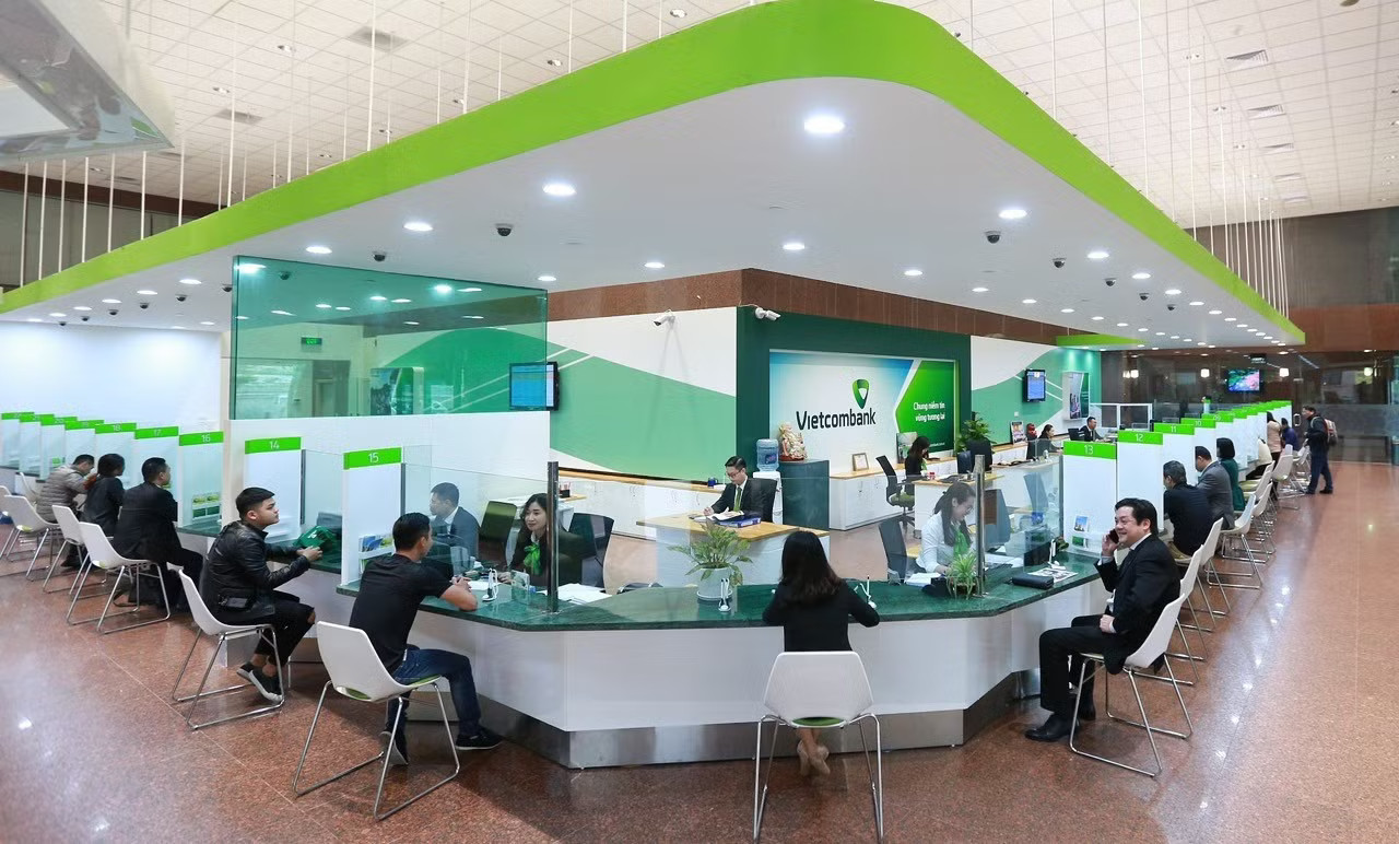 Tại Vietcombank, trị giá bất động sản thế chấp đạt khoảng 1,99 triệu tỷ đồng, tương đương gần 120% dư nợ. Ảnh: <a style='text-decoration: none;' href='/VCB'>VCB</a>. Bất động sản thế chấp lớn không đồng nghĩa rủi ro tín dụng tăng - Ảnh 2.