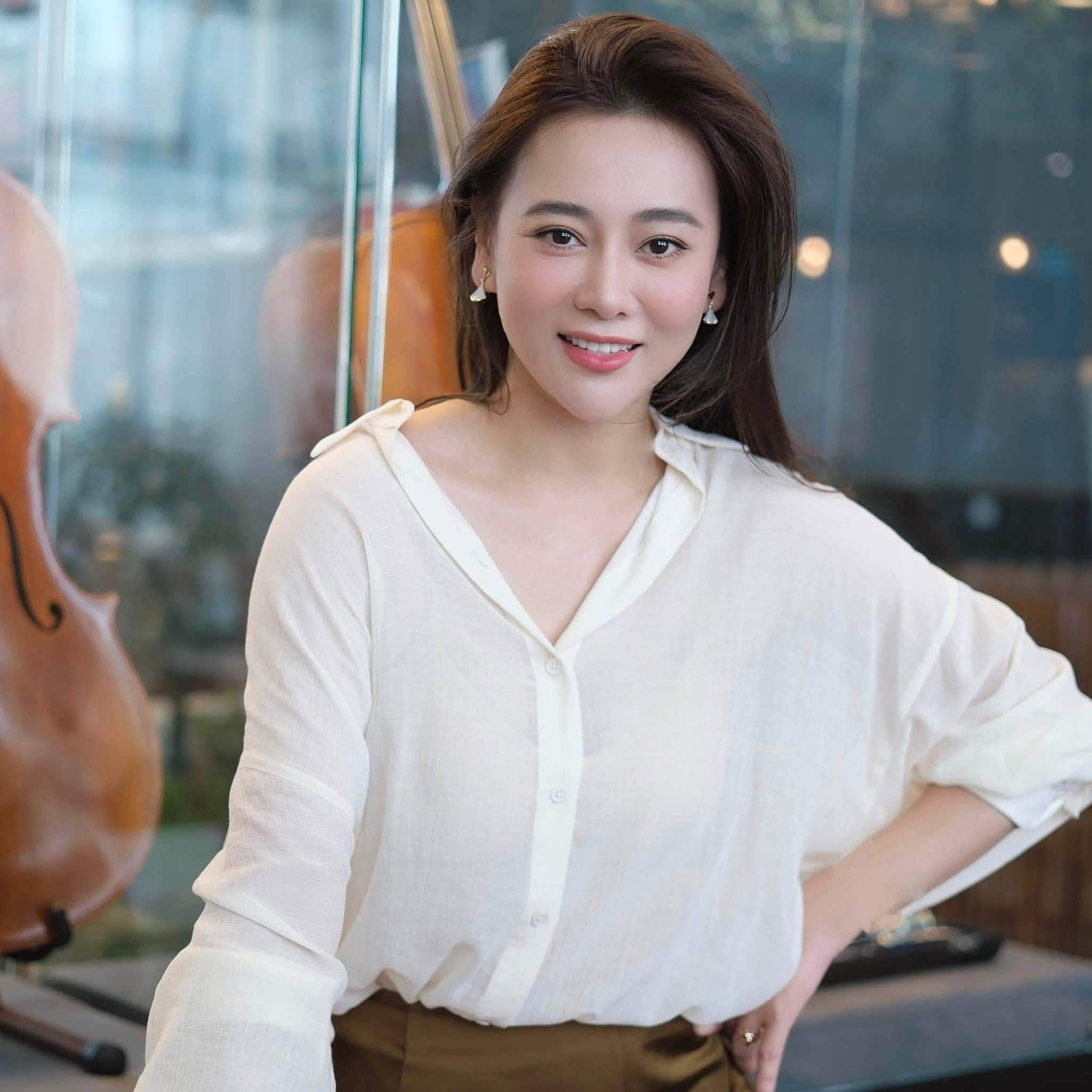 Diễn viên Phương Oanh chuộng kiểu trang điểm nhẹ nhàng cùng váy áo đơn sắc. Ảnh: FBNV