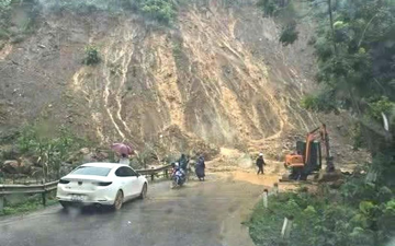 Quốc lộ 16 sạt lở nhiều điểm, ô tô đang di chuyển bị mắc kẹt