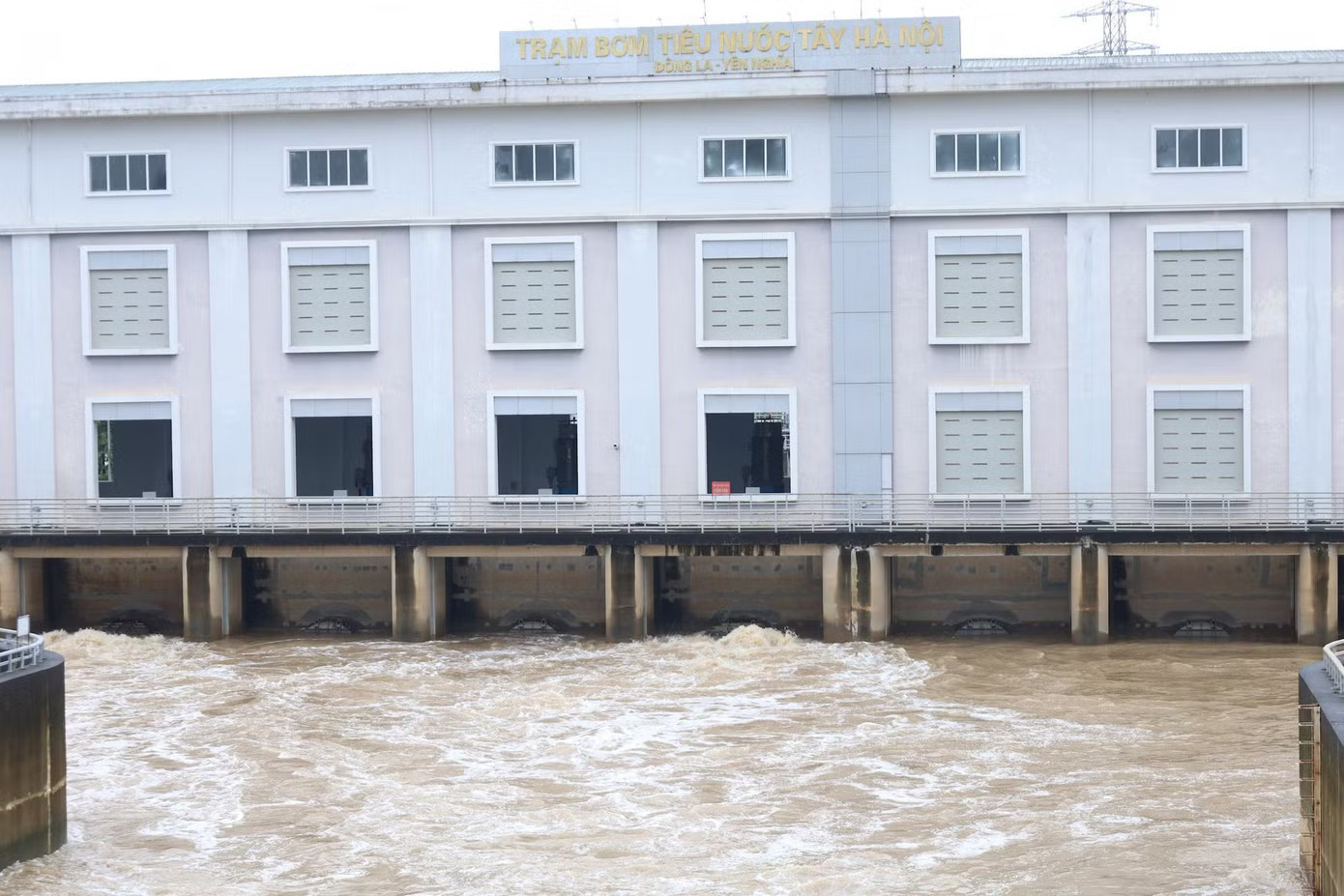 Vận hành Trạm bơm tiêu Yên Nghĩa ra sông Đáy. Ảnh: Bảo Châu Bão số 4 gây mưa lớn, nhiều tuyến phố từng ngập sâu ở Hà Nội ra sao? - Ảnh 1.
