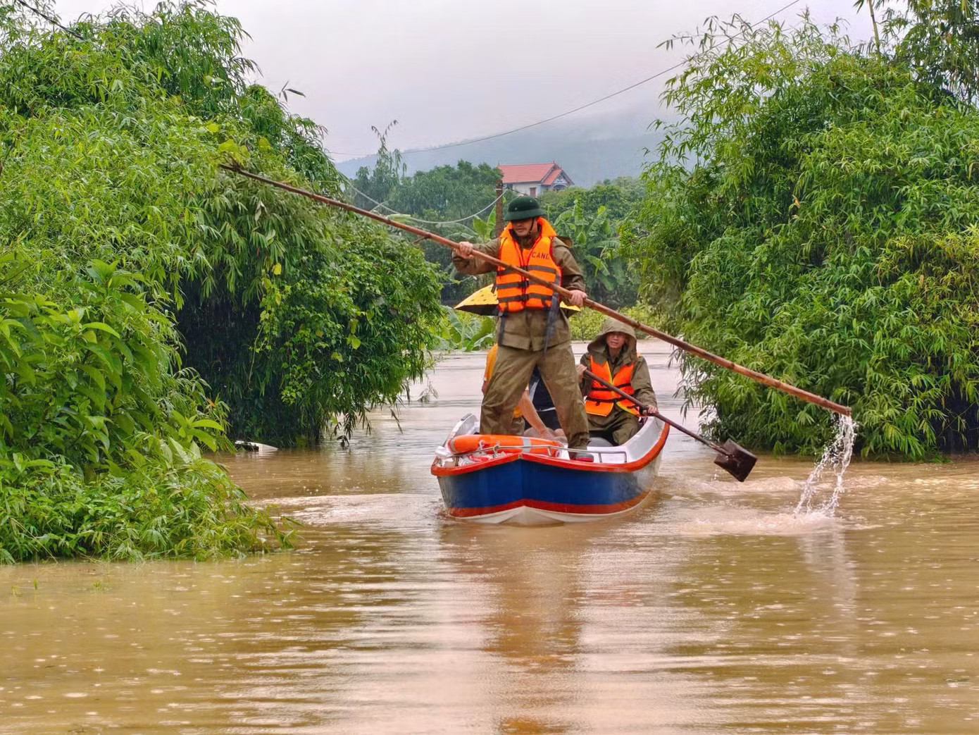 Mưa lớn gây ngập lụt tại Bắc Ninh. Bão số 4 tiếp tục dị thường, miền Bắc mưa đến bao giờ? - Ảnh 2.