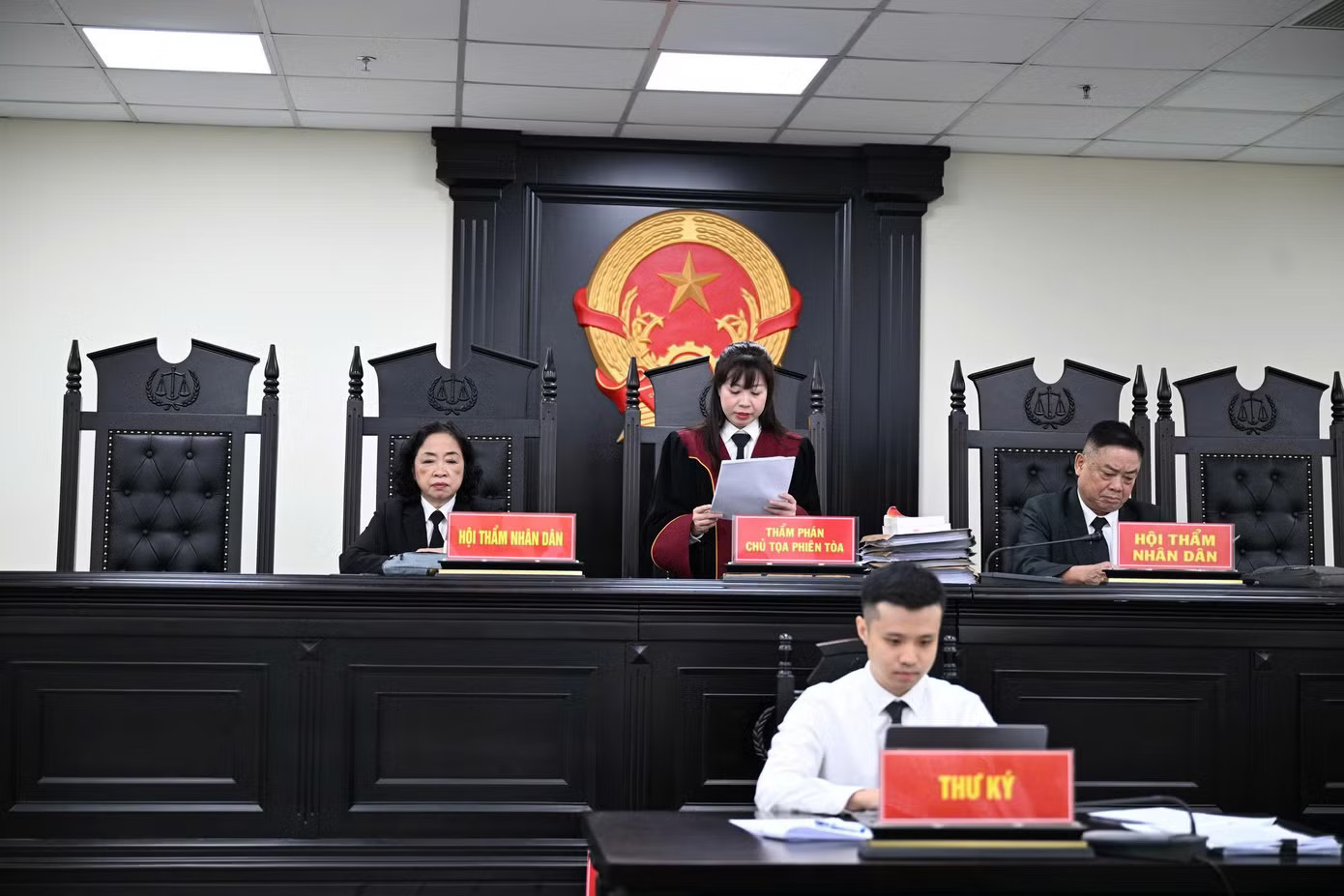 Cựu hiệu trưởng 'ăn chặn' tiền hỗ trợ A80 của gần 1.000 sinh viên bị tuyên án 3 năm tù - Ảnh 2.