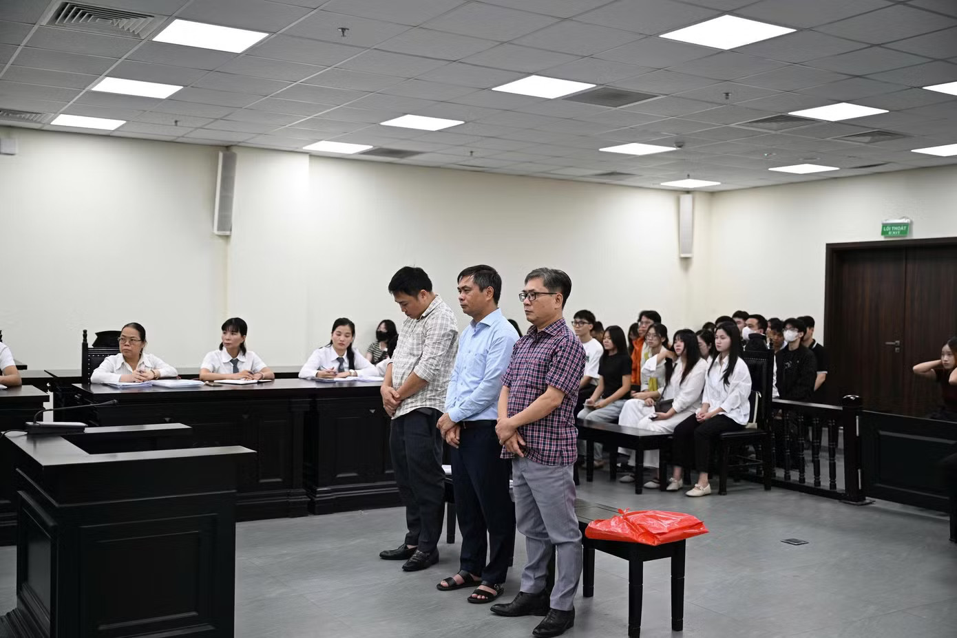 Cựu hiệu trưởng 'ăn chặn' tiền hỗ trợ A80 của gần 1.000 sinh viên bị tuyên án 3 năm tù - Ảnh 1.