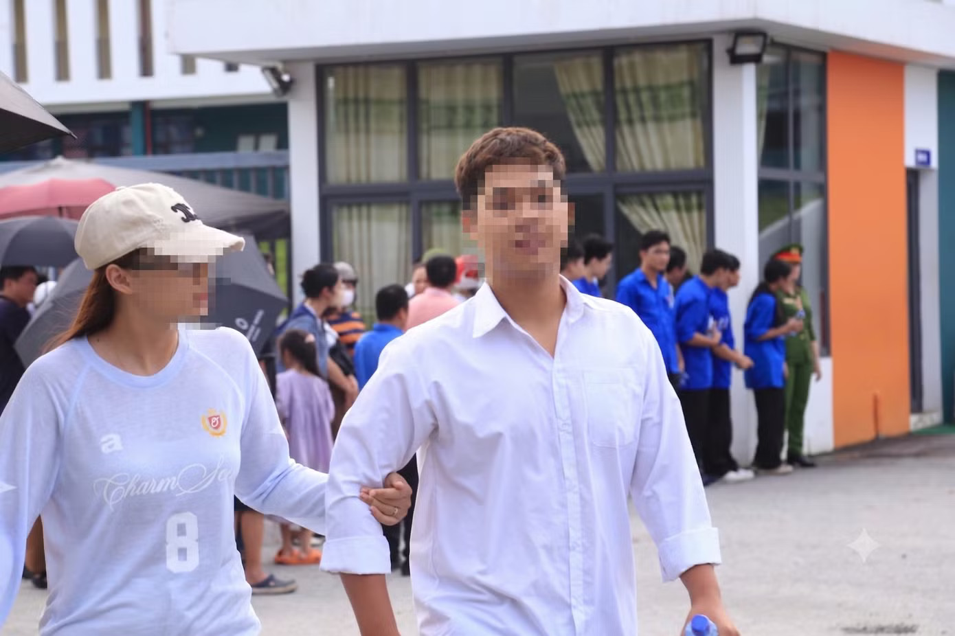 Thí sinh dự thi tốt nghiệp lần 2 tại điểm thi Trường THPT Chuyên Tuyên Quang. Ảnh: ĐỨC ANH Gian lận thi cử tại Tuyên Quang: Nhận diện lỗ hổng từ quy chế thi - Ảnh 2.