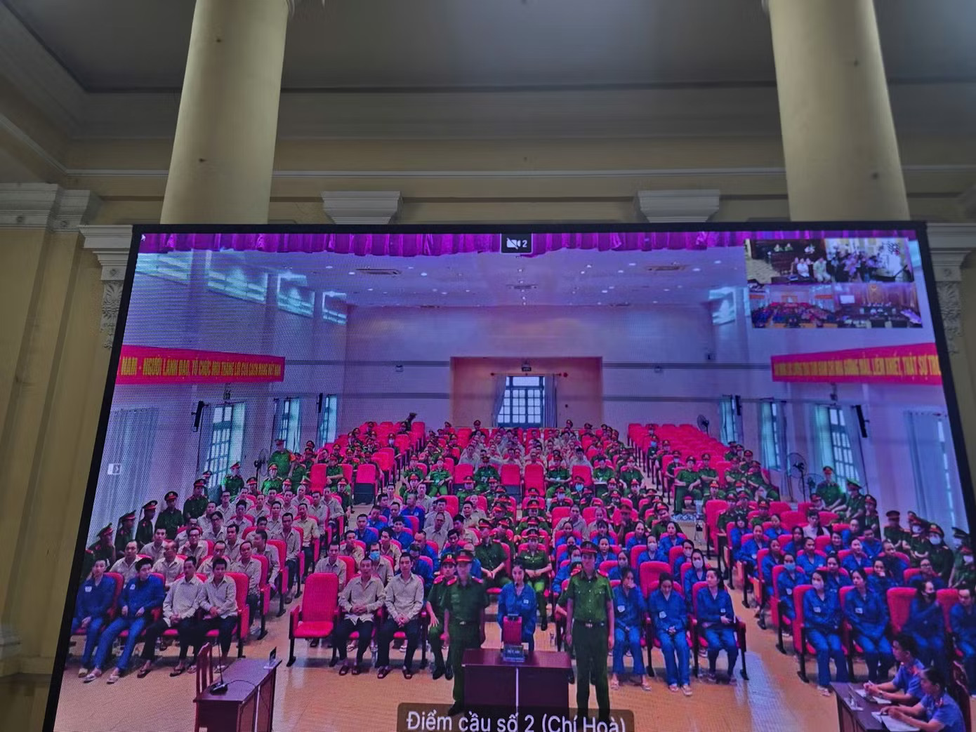 Nguyễn Đỗ Trúc Phương tại phiên tòa. Ảnh chụp qua màn hình. Đại án VN10: Chi tiết mức án đề nghị đối với ca sĩ Chi Dân, người mẫu An Tây và 'Cô tiên từ thiện' - Ảnh 4.