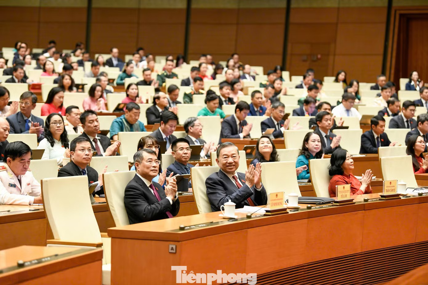 Tổng Bí thư, Chủ tịch nước Tô Lâm; Thủ tướng Lê Minh Hưng và các đại biểu tại phiên họp chiều 24/8. Ảnh: Như Ý Chốt loạt thay đổi lớn về Luật ngân hàng và chống rửa tiền - Ảnh 1.