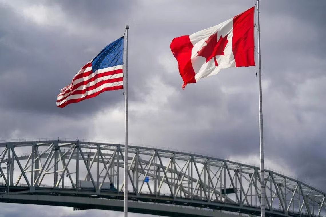 Canada đang chuẩn bị các biện pháp đáp trả đối với Mỹ. Ảnh: The Straits Times Mỹ đe dọa áp thuế 50% với toàn bộ ô tô, linh kiện Canada - Ảnh 2.