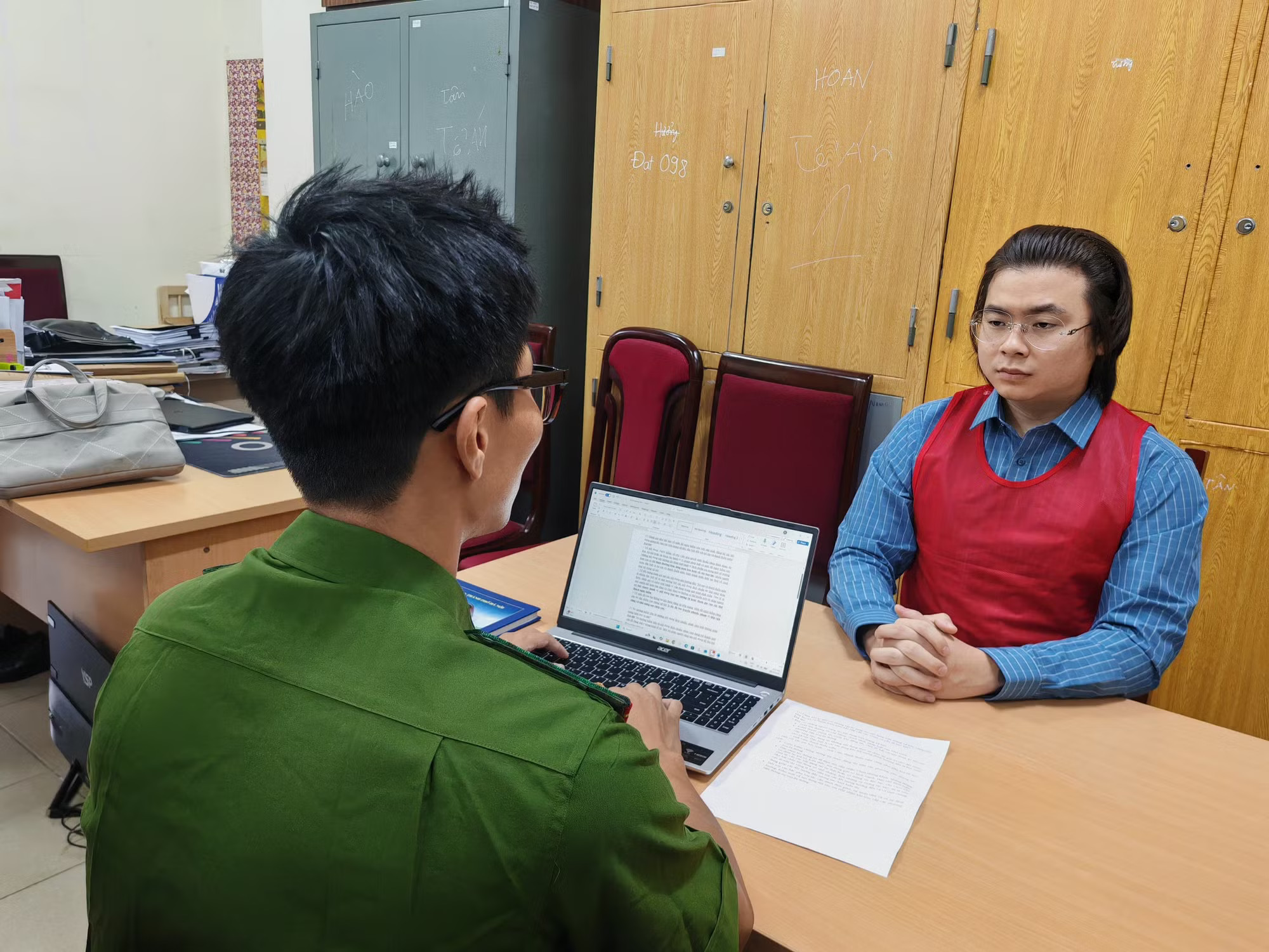 YouTuber Phạm Tuấn bị bắt khi đang chuẩn bị sản xuất video chào mừng Khá Bảnh ra tù. Từ 'giang hồ mạng' đến 'doanh nhân mạng': Nổi tiếng không phải 'lá chắn' trước pháp luật - Ảnh 6.