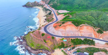 Đào 450.000m3 đất đá, xử lý 5 sườn núi cao để xây dựng cung đường đèo nối núi - biển đẹp bậc nhất miền Trung