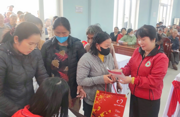 Vingroup vừa chi tiền hỗ trợ cho một hộ dân tại tỉnh Lào Cai