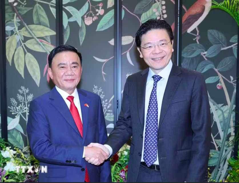 Thường trực Ban Bí thư Trần Cẩm Tú hội kiến Tổng Thư ký Đảng Hành động Nhân dân - Thủ tướng Singapore Lawrence Wong. Ảnh: TTXVN Việt Nam và Singapore ra Tuyên bố chung về Chiến lược kết nối công nghệ - Ảnh 1.