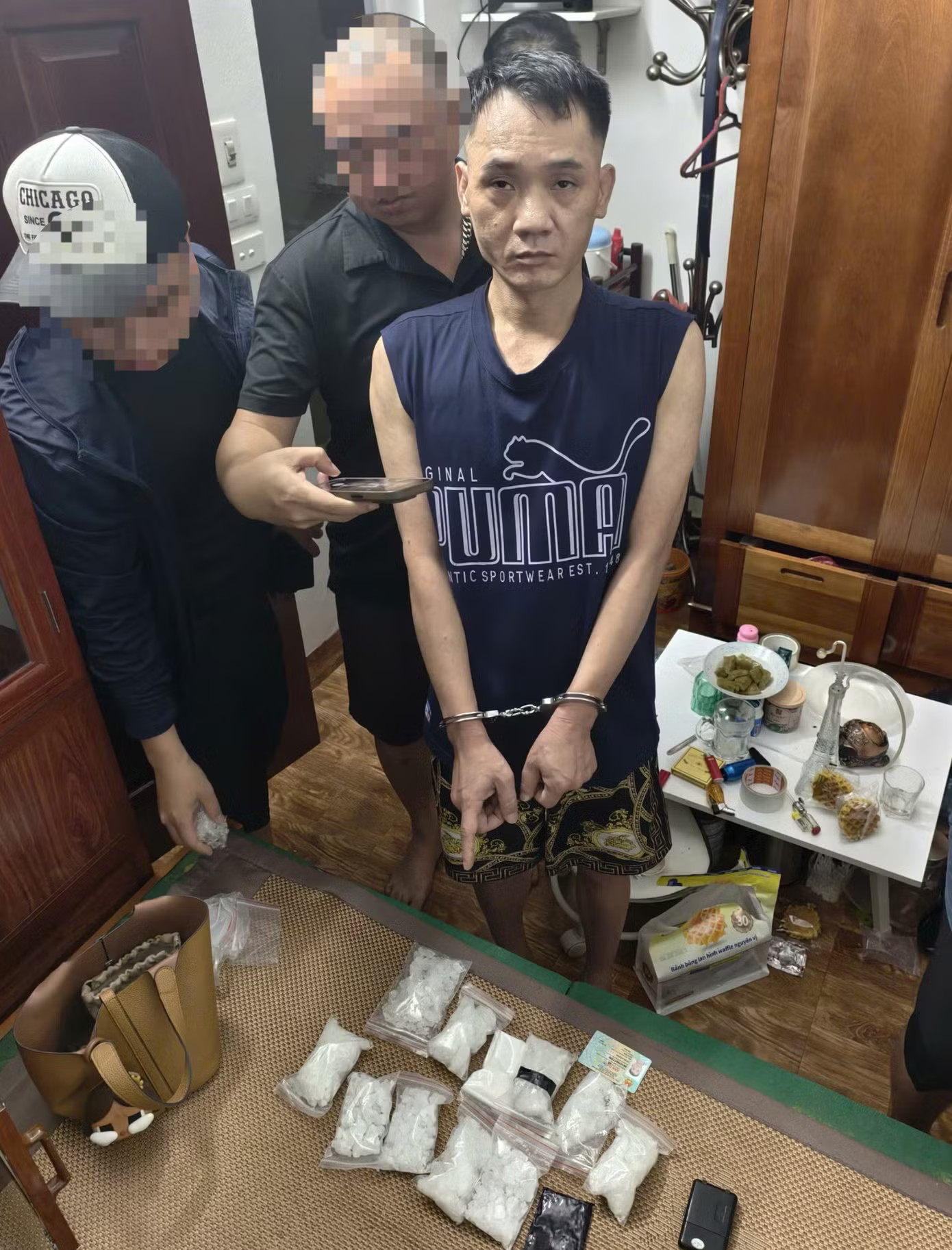 Đối tượng cùng tang vật thu giữ. Vụ diễn viên Kiều Thanh bị bắt vì ma túy: Những manh mối đầu tiên của vụ án - Ảnh 2.