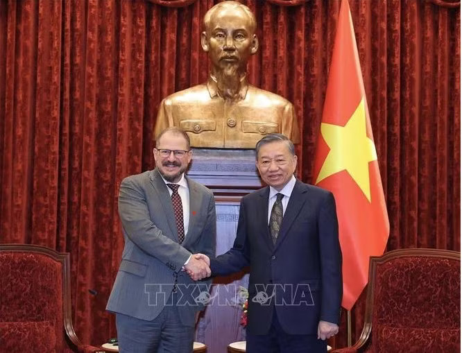 Tổng Bí thư, Chủ tịch nước Tô Lâm tiếp ông Cristiano Amon - Chủ tịch kiêm Tổng Giám đốc điều hành Tập đoàn Qualcomm. Ảnh: TTXVN Đưa Việt Nam trở thành trung tâm R&D lớn thứ 3 toàn cầu của Qualcomm - Ảnh 1.