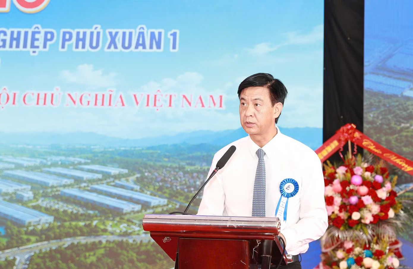 Ông Phan Trung Bá - Phó Chủ tịch UBND tỉnh Lào Cai - yêu cầu chủ đầu tư tập trung nguồn lực, đảm bảo tiến độ dự án. Thêm 2 khu công nghiệp gần 5.500 tỷ đồng ở Lào Cai - Ảnh 2.