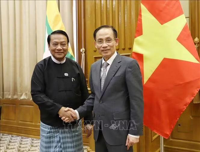 Bộ trưởng Ngoại giao Lê Hoài Trung hội kiến Tổng thống Myanmar Min Aung Hlaing. Ảnh: TTXVN Tổng thống Myanmar khẳng định sẽ tạo điều kiện thuận lợi cho các doanh nghiệp Việt Nam - Ảnh 1.