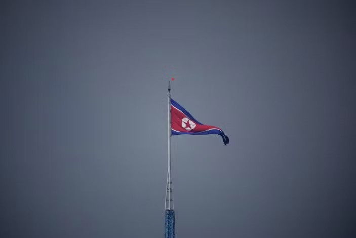 Quốc kỳ Triều Tiên. (Ảnh: Reuters) Triều Tiên chỉ trích Mỹ bán vũ khí cho Hàn Quốc, tuyên bố sẽ đáp trả ngay lập tức - Ảnh 1.
