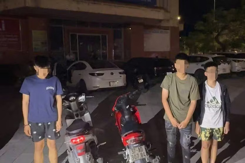 Các trường hợp tụ tập chạy xe thành đoàn, không đội mũ bảo hiểm. ‘Đi bão’ sau trận bóng Việt Nam thắng Thái Lan, 60 trường hợp bị xử lý - Ảnh 1.