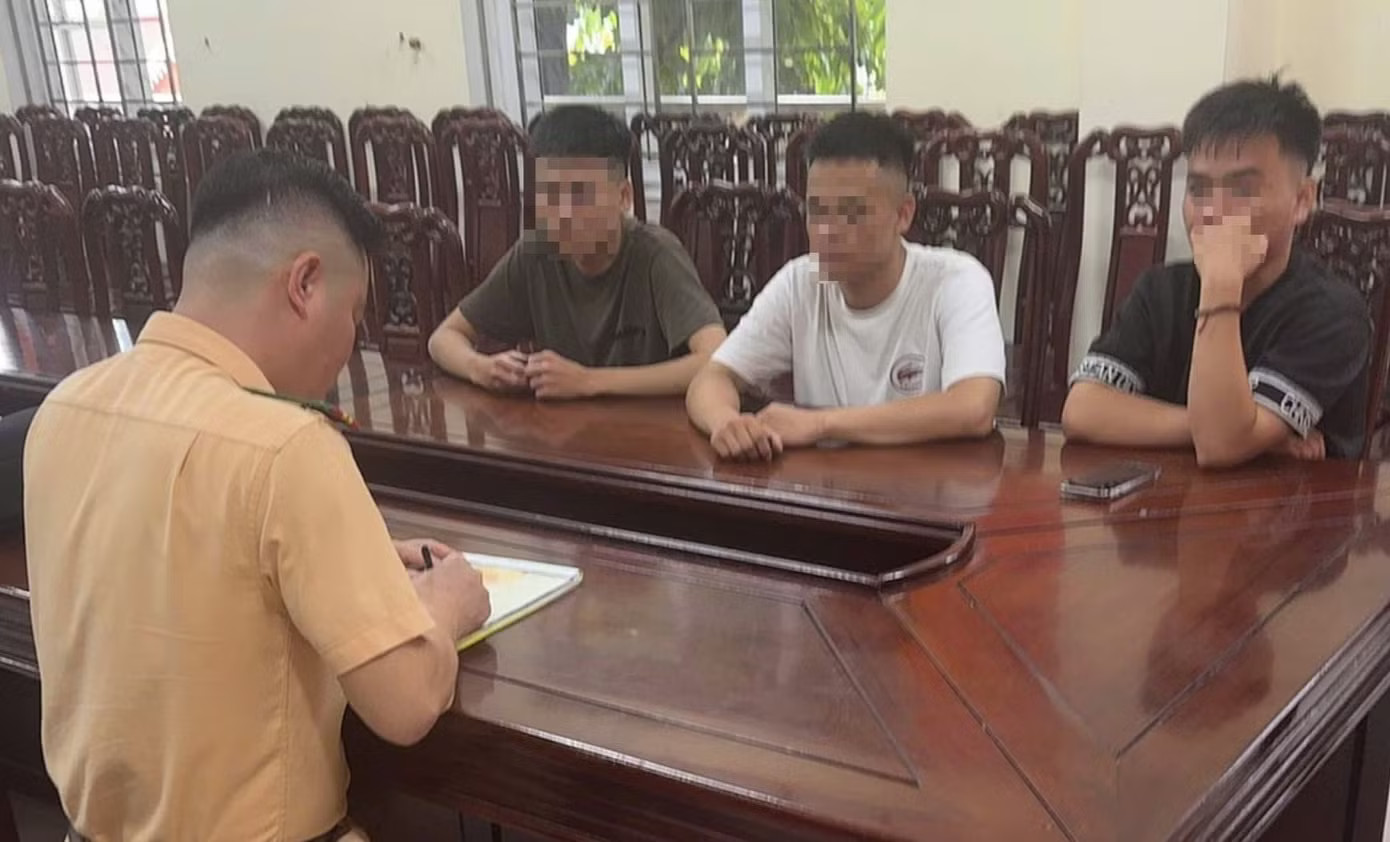 Phòng CSGT xử lý các trường hợp vi phạm. ‘Đi bão’ sau trận bóng Việt Nam thắng Thái Lan, 60 trường hợp bị xử lý - Ảnh 2.