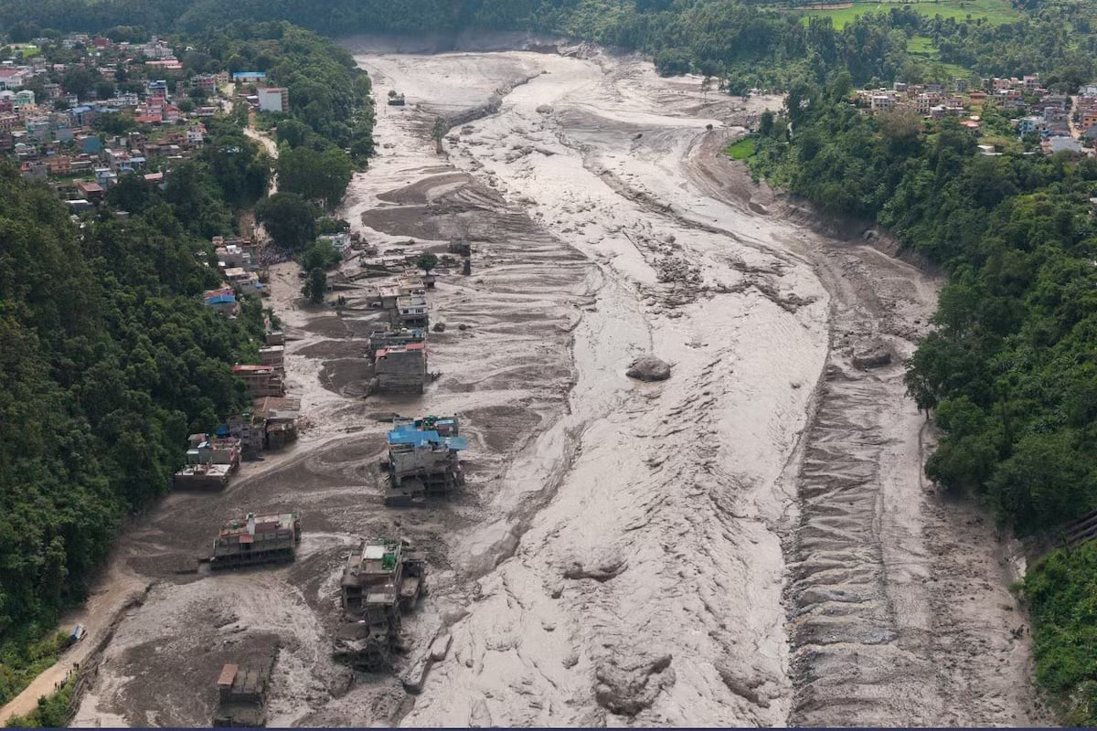 Cảnh tan hoang sau trận lũ quét kinh hoàng ở biên giới Nepal - Trung Quốc - Ảnh 1.