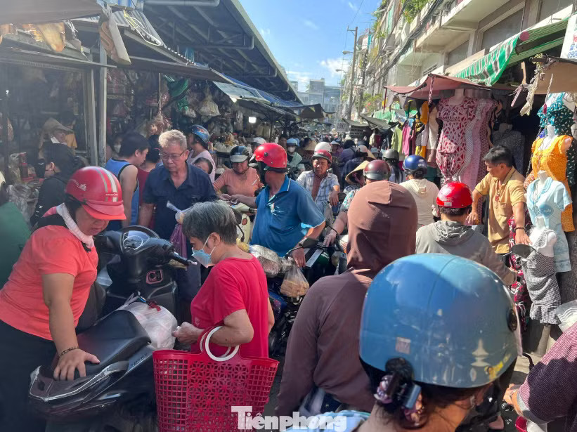 Thị trường rằm tháng Bảy: Đồ chay làm sẵn đắt như tôm tươi - Ảnh 1.