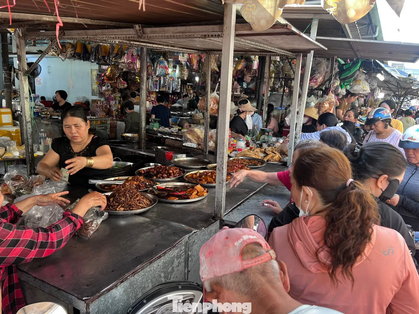 Thị trường rằm tháng Bảy: Đồ chay làm sẵn đắt như tôm tươi - Ảnh 3.