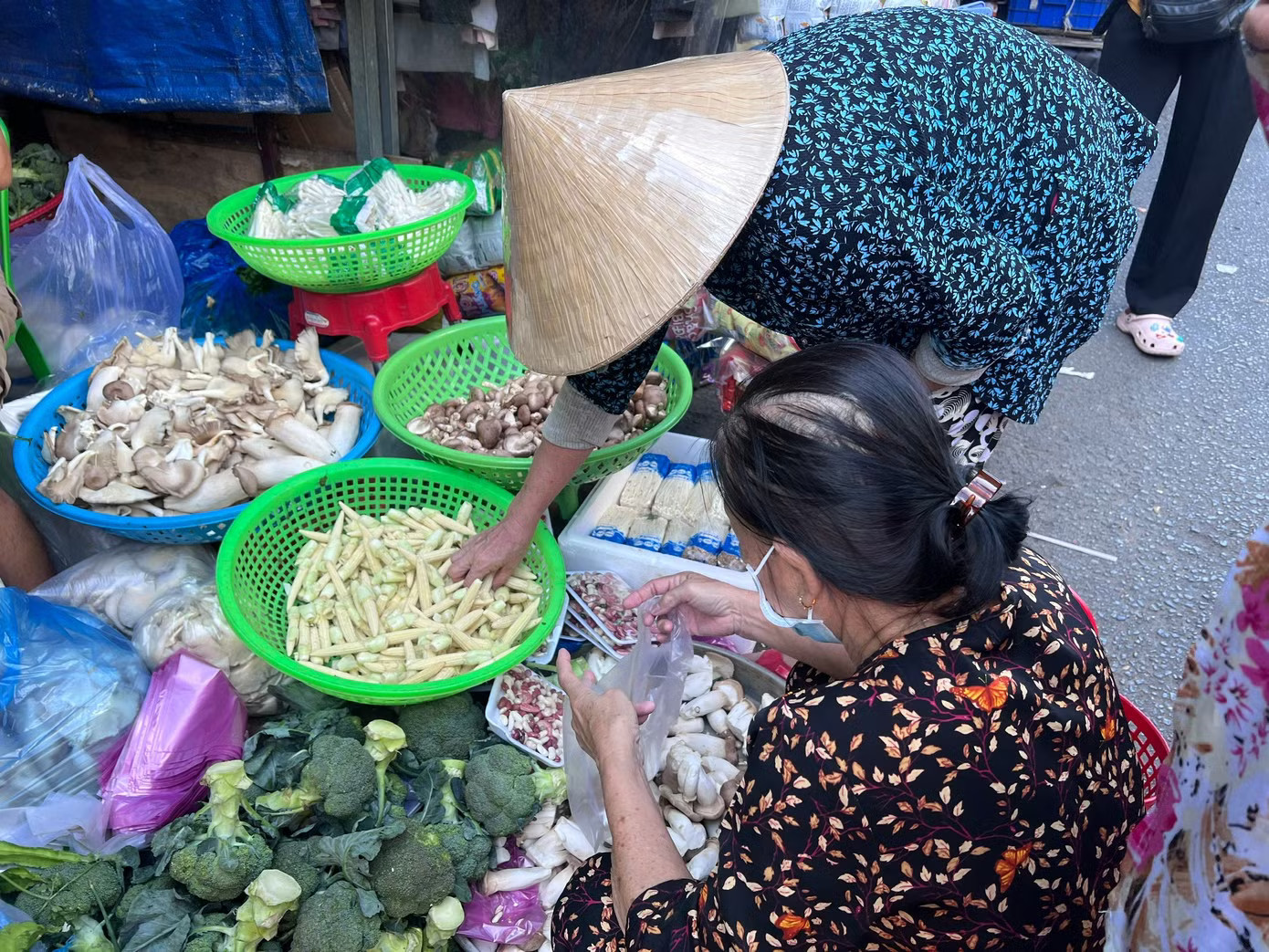 Thị trường rằm tháng Bảy: Đồ chay làm sẵn đắt như tôm tươi - Ảnh 6.