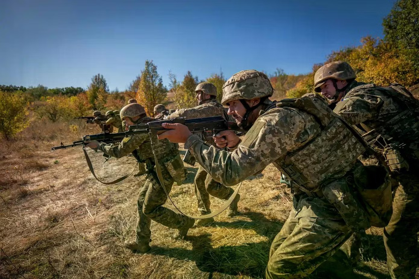 Binh sĩ Ukraine. Ảnh: AP. Đại tá Nga nói xung đột Ukraine sẽ kéo dài thêm 2-3 năm - Ảnh 3.