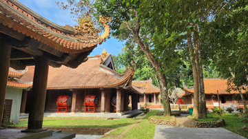 Chiêm ngưỡng cung điện kiến trúc gỗ lim lớn nhất Việt Nam: Tiêu tốn 2.000m³ gỗ trăm tuổi, long sàng được sơn son, dát vàng