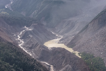 Himalaya hứng thảm họa kép: Hồ chắn dòng ở biên giới Trung Quốc - Nepal bắt đầu tràn nước
