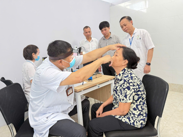 Mỗi người cao tuổi sẽ được nhận 1.000.000 đồng và phần quà trị giá 200.000 đồng, áp dụng tại địa phương nào và điều kiện cụ thể ra sao?
