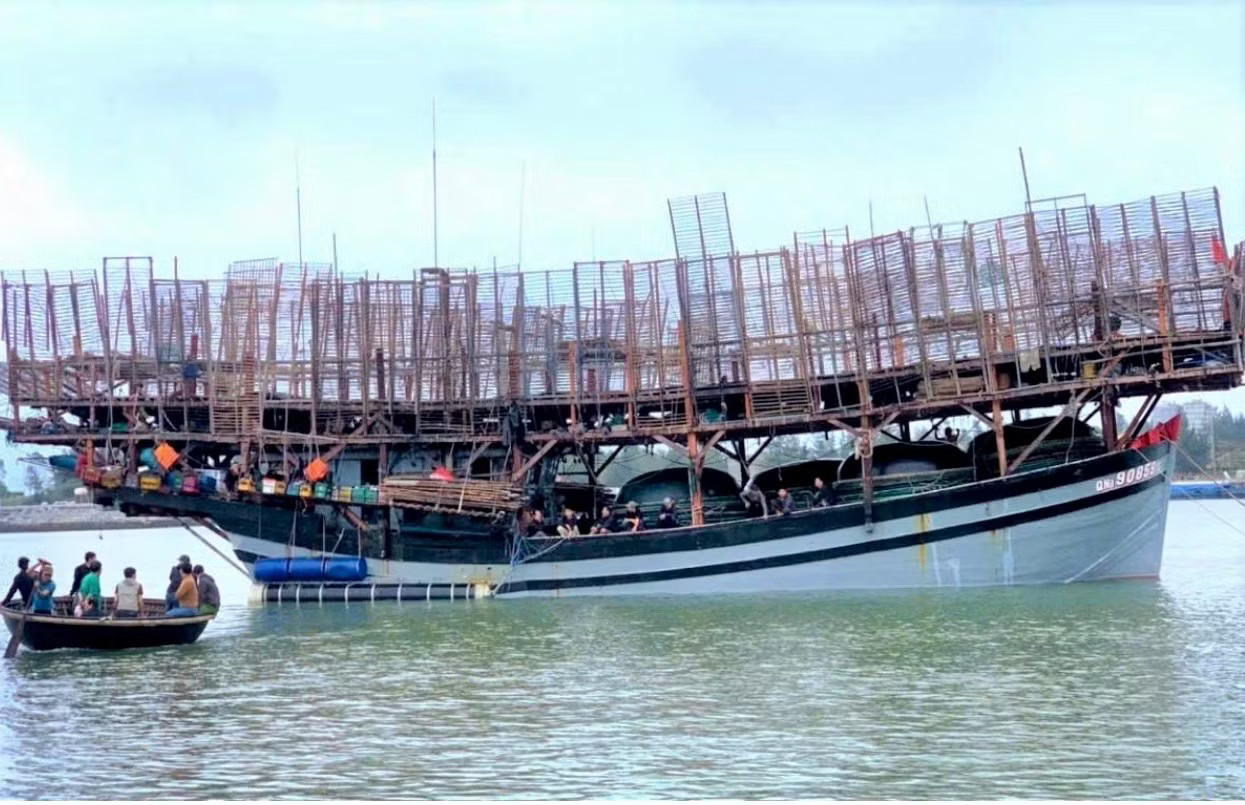 Tàu QNa 90859 TS trước khi gặp nạn. Ảnh MXH Vụ tàu cá cùng 50 thuyền viên mất liên lạc trên biển: Nỗ lực tìm kiếm ngư dân tàu gặp nạn - Ảnh 1.