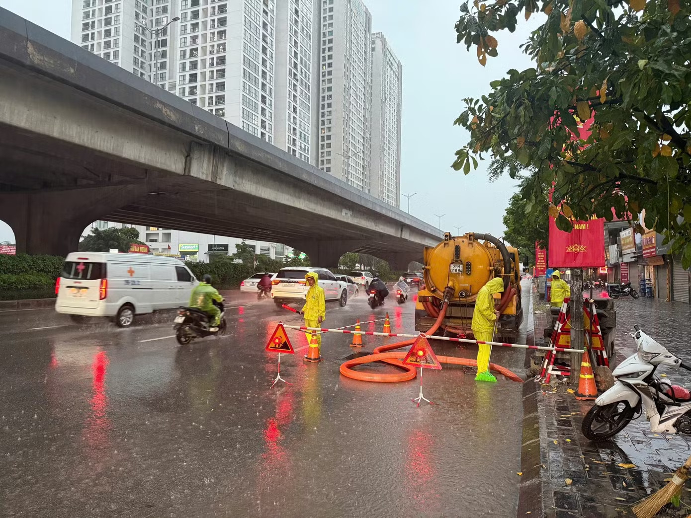 Đến 6h ngày 28/8, toàn bộ 8 điểm úng ngập trên địa bàn Hà Nội đã tiêu thoát hết nước nhờ việc chủ động hạ mực nước đệm và vận hành hệ thống bơm tiêu. Hà Nội thông tin về các điểm úng ngập sau trận mưa lớn - Ảnh 1.