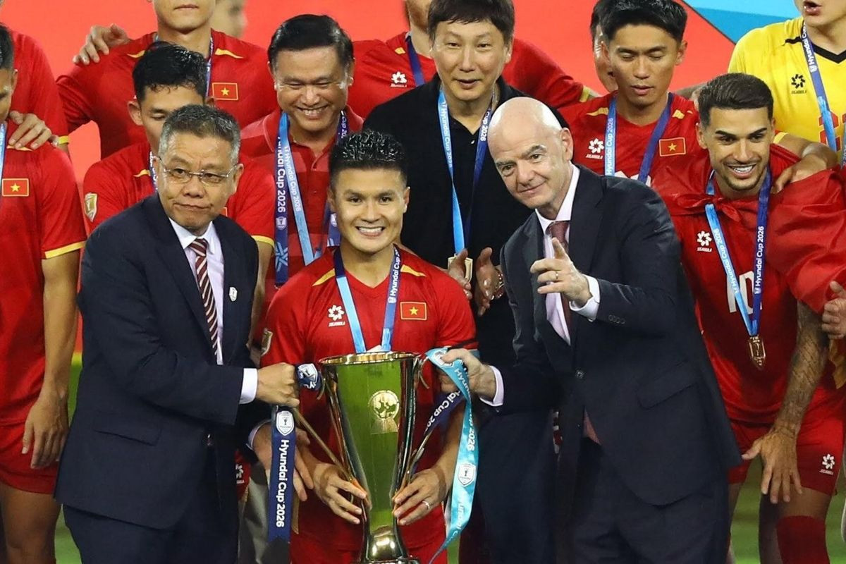 Chủ tịch FIFA Gianni Infantino trao cúp cho đội trưởng Nguyễn Quang Hải. Ảnh: Internet.