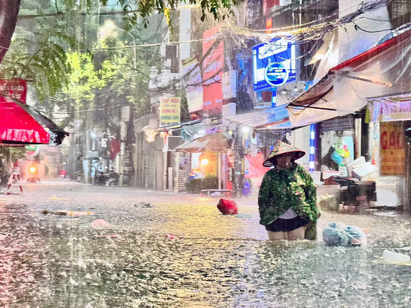 Người dân khổ sở di chuyển trên phố Hoa Bằng. Ảnh: Trọng Tài Hà Nội xuất hiện 8 điểm úng ngập sau trận mưa diện rộng tối 27/8 - Ảnh 2.